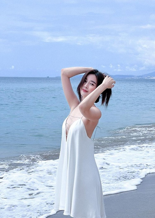 Nữ diễn viên gợi cảm trong chiếc váy trắng xẻ ngực sâu.