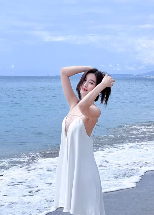 Nữ diễn viên gợi cảm trong chiếc váy trắng xẻ ngực sâu.