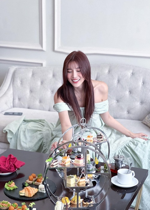 Trong những tháng qua, cô xuất hiện trên màn ảnh khi đóng vai chính phim "Bão ngầm".