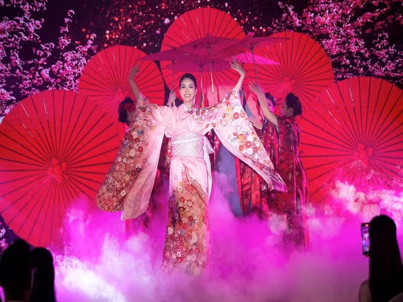 Ngoài ra, Phương Anh còn mang đến một tiết mục múa trong buổi lễ.