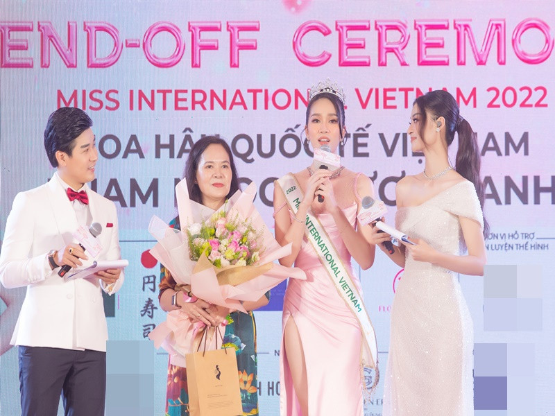 Với khả năng có thể nói 4 thứ tiếng: Việt, Anh, Pháp, Nhật, đặc biệt là cuộc thi sẽ được tổ chức tại Nhật Bản nên trong buổi lễ trao sash lần này, Phương Anh làm nức lòng fan khi bắn tiếng Nhật trôi chảy trước khi bước vào các hoạt động của buổi lễ.