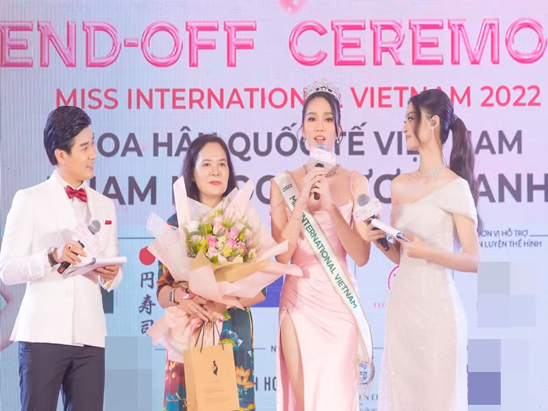 Với khả năng có thể nói 4 thứ tiếng: Việt, Anh, Pháp, Nhật, đặc biệt là cuộc thi sẽ được tổ chức tại Nhật Bản nên trong buổi lễ trao sash lần này, Phương Anh làm nức lòng fan khi bắn tiếng Nhật trôi chảy trước khi bước vào các hoạt động của buổi lễ.