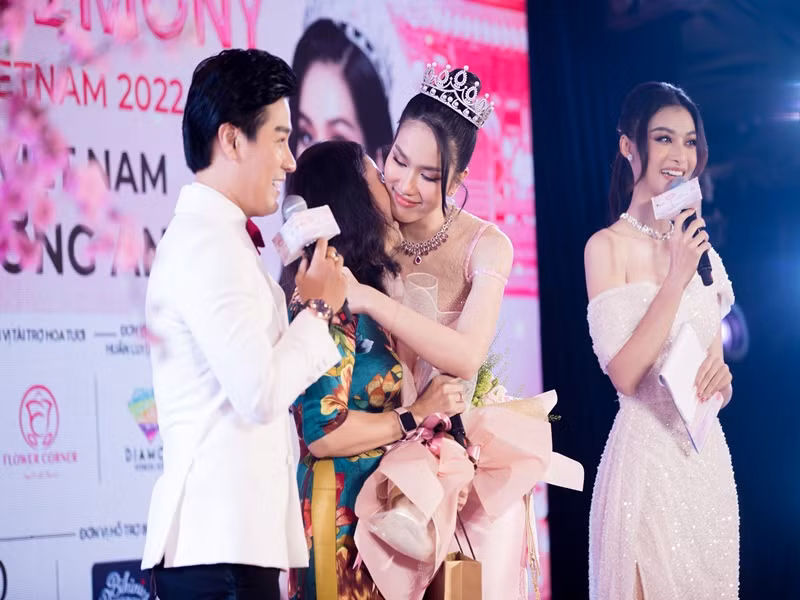 Phương Anh ôm chầm lấy mẹ khi nhận sash.