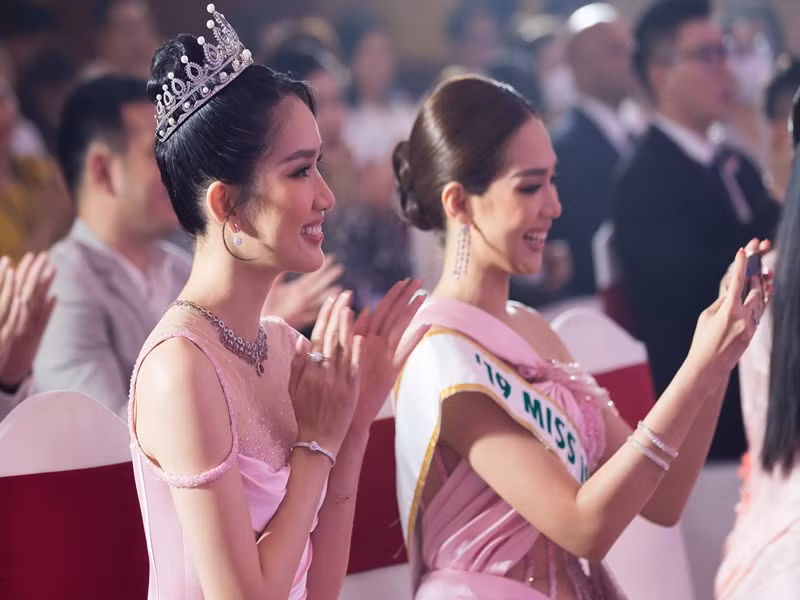 Phạm Ngọc Phương Anh (trái) là Á hậu 1 cuộc thi Hoa hậu Việt Nam 2020. Cô vừa nhận sash đại diện Việt Nam đến với cuộc thi Miss International- Hoa hậu Quốc tế 2022.