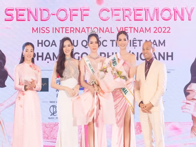 Tại buổi lễ, Á hậu Tường San (thứ hai bên trái) - đại diện của Việt Nam tại Hoa hậu Quốc tế 2019 chính là người trao sash lại cho Á hậu Phương Anh.