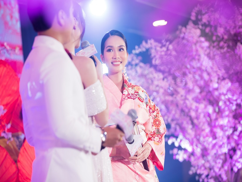 Cụ thể, những người hỗ trợ Phương Anh gồm: huấn luyện viên catwalk siêu mẫu Minh Triệu, NTK quốc phục Lê Long Dũng - Thân Nguyễn An Kha, NTK đầm dạ hội Lê Thanh Hoà, stylist Louis Huy Đặng, huấn luyện viên giải phóng hình thể Khoa Nguyễn.