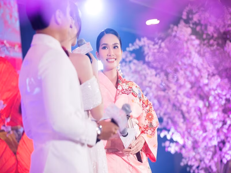 Cụ thể, những người hỗ trợ Phương Anh gồm: huấn luyện viên catwalk siêu mẫu Minh Triệu, NTK quốc phục Lê Long Dũng - Thân Nguyễn An Kha, NTK đầm dạ hội Lê Thanh Hoà, stylist Louis Huy Đặng, huấn luyện viên giải phóng hình thể Khoa Nguyễn.