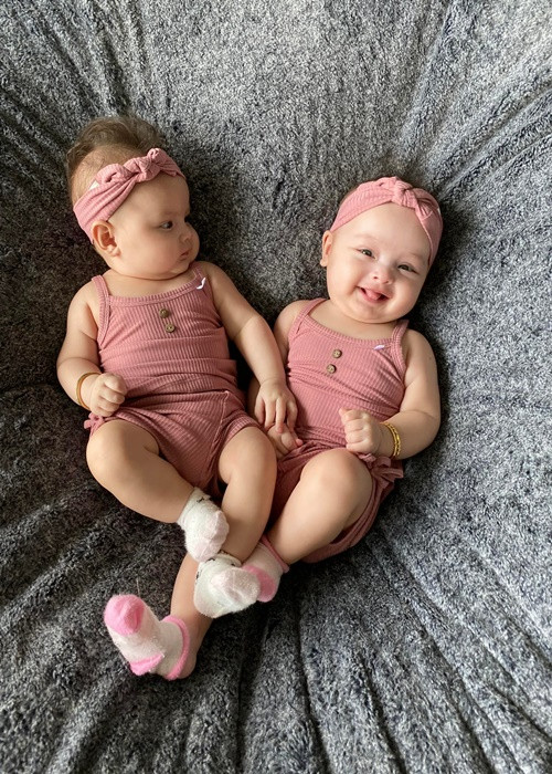 Hai con gái lai Tây của Diễm Châu tên Clara, Jolie.