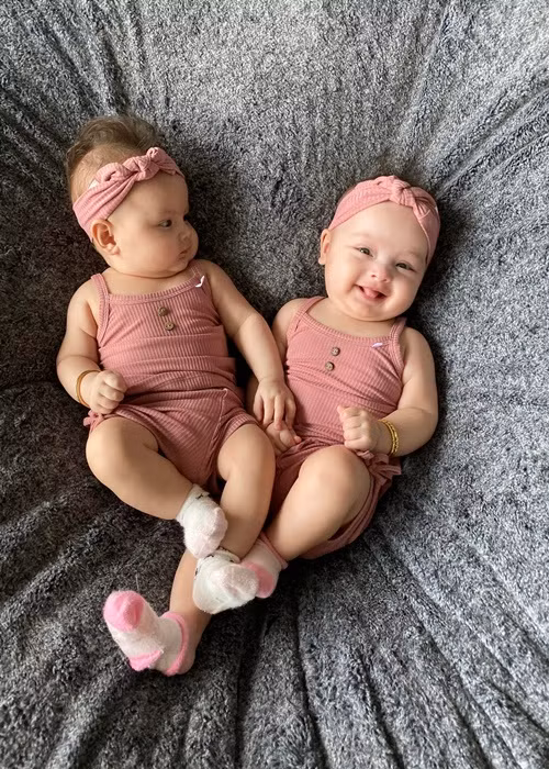 Hai con gái lai Tây của Diễm Châu tên Clara, Jolie.