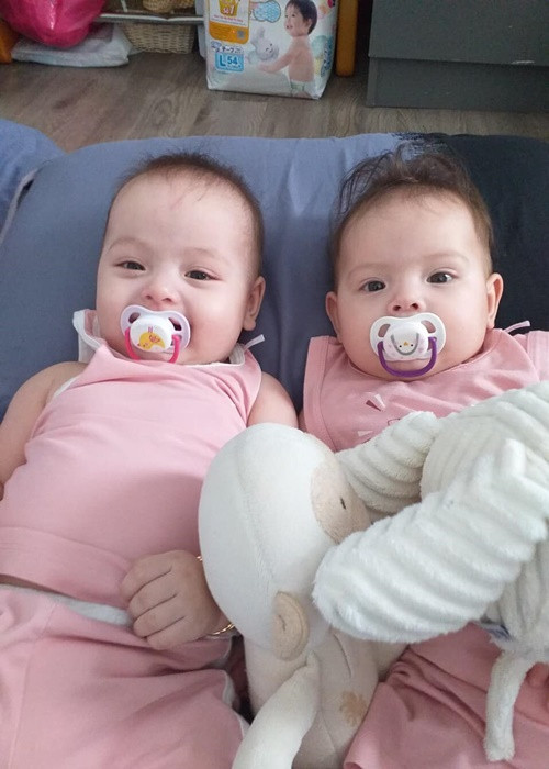 Cặp song sinh nhà Diễm Châu càng lớn càng đáng yêu.
