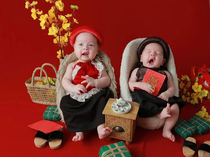 Cặp song sinh nhà Diễm Châu đáng yêu khi chụp ảnh đón Tết Nguyên Đán.