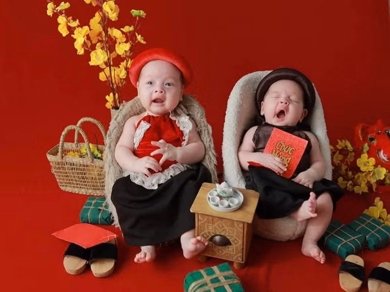 Cặp song sinh nhà Diễm Châu đáng yêu khi chụp ảnh đón Tết Nguyên Đán.