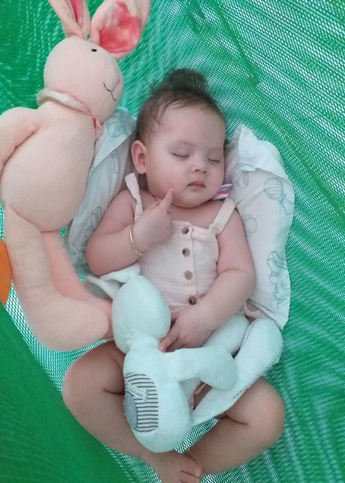 Diễm Châu thoải mái đăng tải hình ảnh hai con gái.