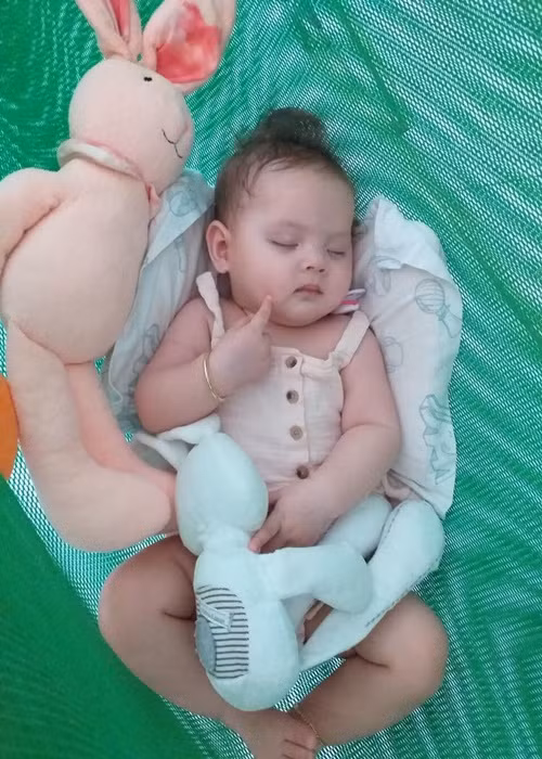 Diễm Châu thoải mái đăng tải hình ảnh hai con gái.