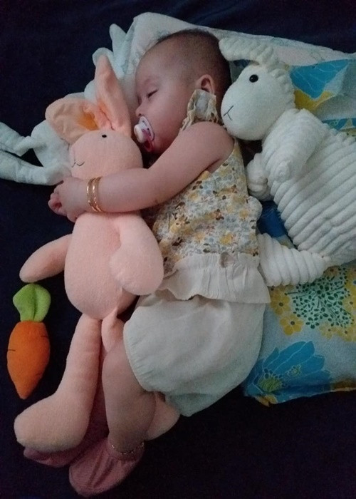 Top 10 Hoa hậu Việt Nam 2008 chia sẻ khoảnh khắc bé Jolie say sưa ngủ.