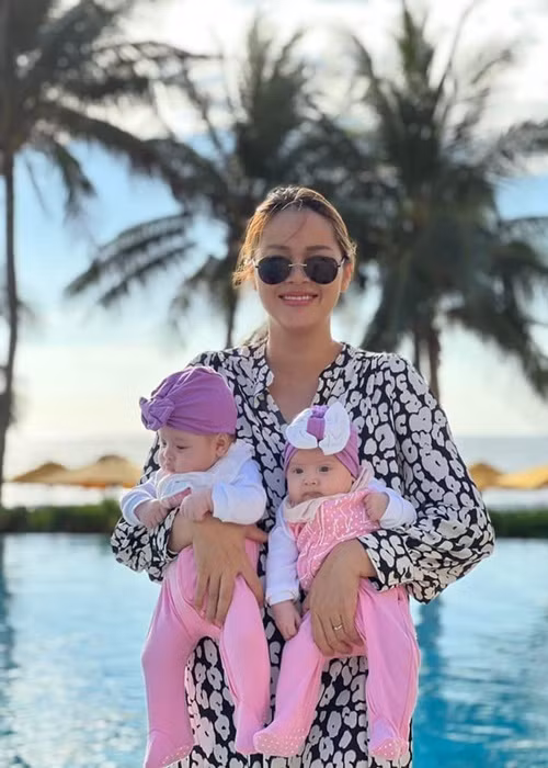 Ngoài ra, dù đông con nhưng Diễm Châu vẫn luôn muốn tự mình chăm sóc các con.