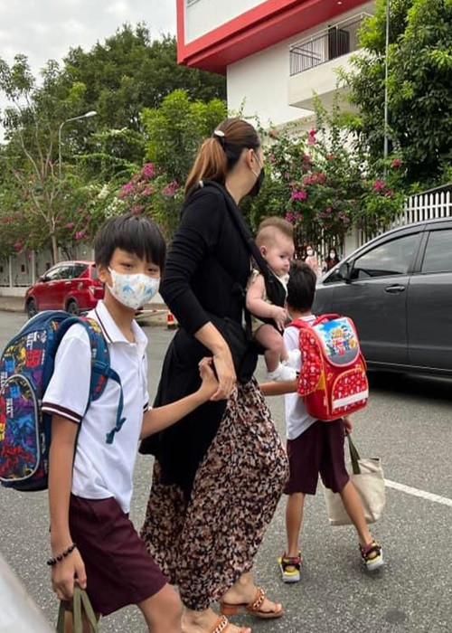 Người đẹp sinh con trai đầu lòng, sau đó nhận nuôi con trai của em ruột. Theo Diễm Châu, cô muốn con trai đầu lòng được 18 tuổi mới cho gặp cha. Người đẹp mong muốn khi con đủ 18 tuổi, con đã hiểu chuyện hơn, có sự nghiệp học hành ổn định. Cô quyết giữ bí mật cũng vì mong con có cuộc sống bình thường.