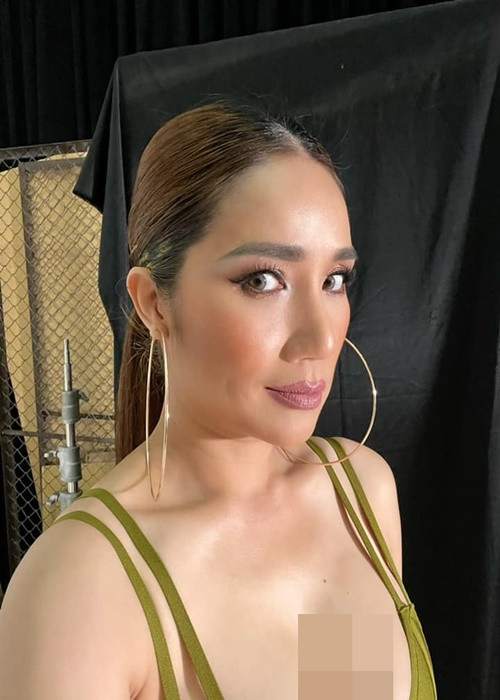 Bà mẹ một con để lộ thềm ngực gợi cảm với váy hai dây.