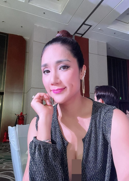 Cát Tường chuộng trang phục giúp cô tôn vòng một căng đầy.