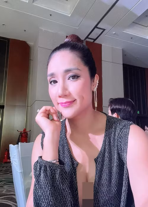 Cát Tường chuộng trang phục giúp cô tôn vòng một căng đầy.