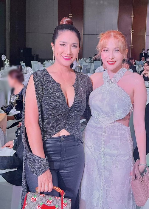 Nữ MC 7x gợi cảm trong chiếc váy xẻ ngực sâu, đọ sắc cùng Khả Như.