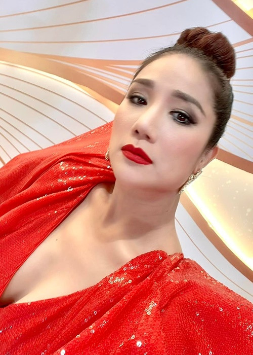 Dù sắp chạm ngũ tuần nhưng Cát Tường không ngại mặc hở táo bạo.