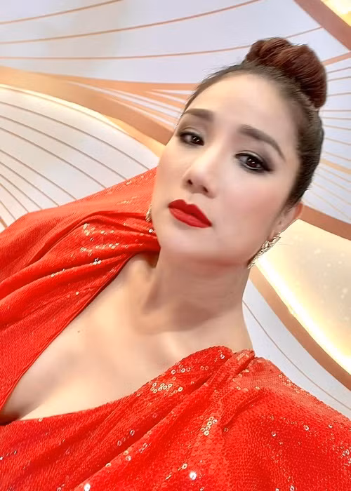 Dù sắp chạm ngũ tuần nhưng Cát Tường không ngại mặc hở táo bạo.