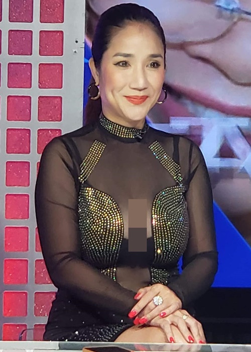 Phong cách của nữ MC ở tuổi 50 được đánh giá khá táo bạo.