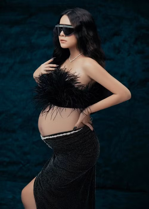 Bên cạnh những lời khen ngợi cho nhan sắc Phạm Quỳnh Anh cũng như chúc mừng chuyện bầu bí, một cư dân mạng bất ngờ "cà khịa" nữ ca sĩ. Cụ thể, người này để lại bình luận: "Ly dị nhớ giấu nhé bạn". Ảnh: FBNV