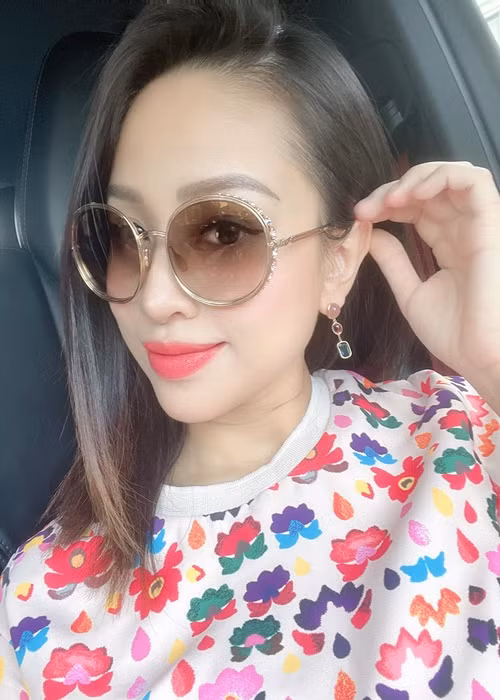 Sau sinh 19 ngày, Vân Hugo đã cùng chồng "trốn con" đi ra ngoài ăn sáng, cà phê.