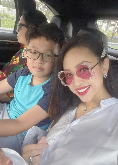 Vân Hugo cho biết, cô chỉ làm đúng một việc sau sinh để cân nặng tự giảm, đó là “cho con ti thật nhiều”.