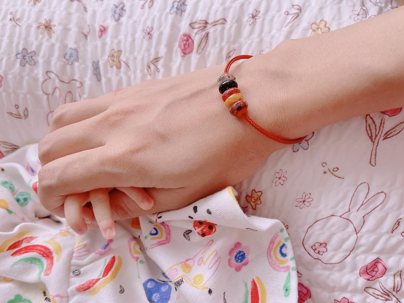 Vân Hugo khoe bàn tay nhỏ xinh của con gái.