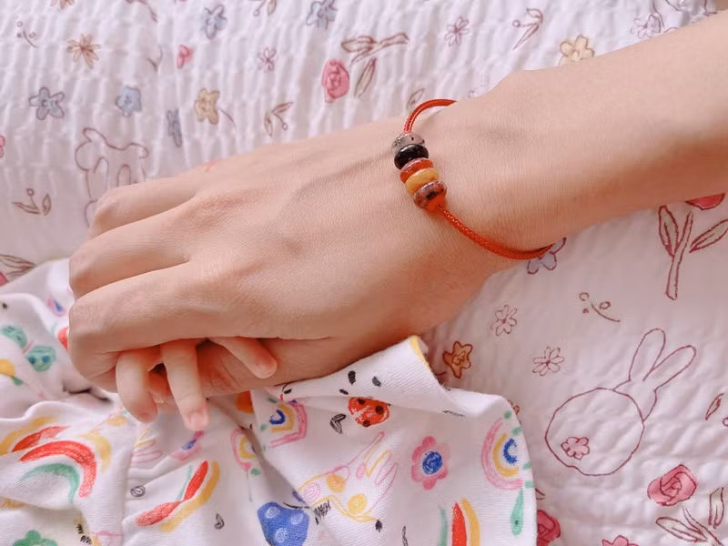 Vân Hugo khoe bàn tay nhỏ xinh của con gái.