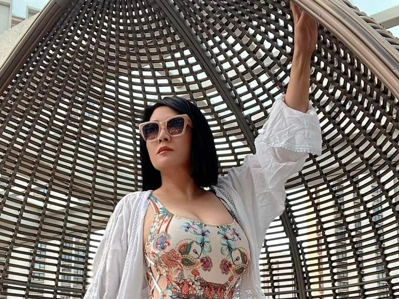 Tuy chiều cao không chuẩn như người mẫu, Trizzie Phương Trinh vẫn gợi cảm hút hồn. Ảnh: FBNV