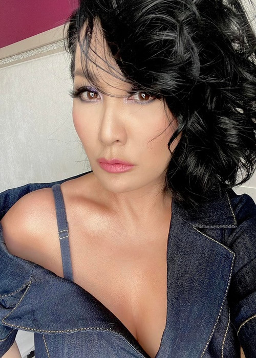 Nữ ca sĩ hải ngoại ngày càng gợi cảm hậu ly hôn nên không có gì khó hiểu việc cô được nhiều trai trẻ tán tỉnh. Ảnh: FBNV