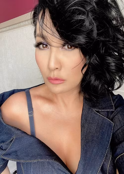 Nữ ca sĩ hải ngoại ngày càng gợi cảm hậu ly hôn nên không có gì khó hiểu việc cô được nhiều trai trẻ tán tỉnh. Ảnh: FBNV