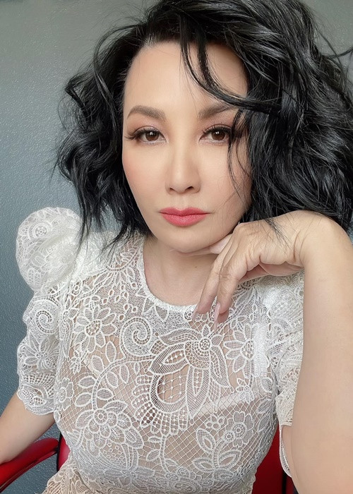 Nữ ca sĩ hải ngoại muốn một người đàn ông có học thức, kinh nghiệm sống và ngoại hình tương xứng với cô. Bà mẹ 3 con còn khẳng định, cô chưa bao giờ đặt tiêu chuẩn bạn trai phải giàu có. Ảnh: FBNV