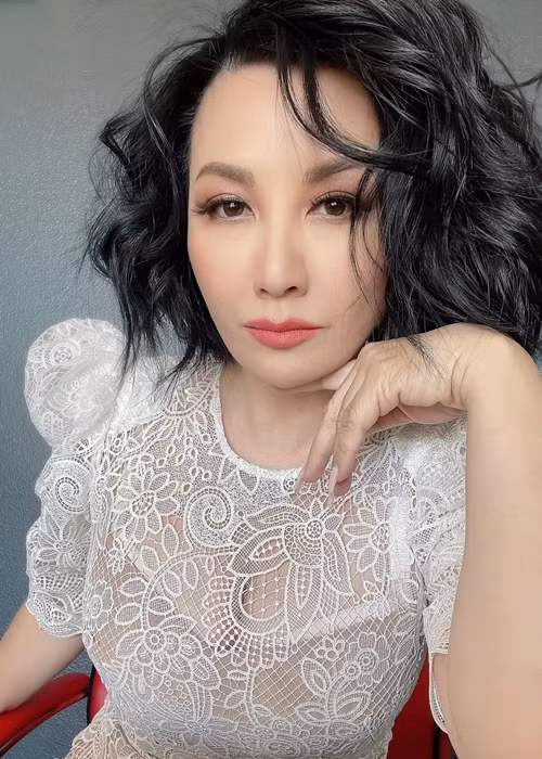 Nữ ca sĩ hải ngoại muốn một người đàn ông có học thức, kinh nghiệm sống và ngoại hình tương xứng với cô. Bà mẹ 3 con còn khẳng định, cô chưa bao giờ đặt tiêu chuẩn bạn trai phải giàu có. Ảnh: FBNV