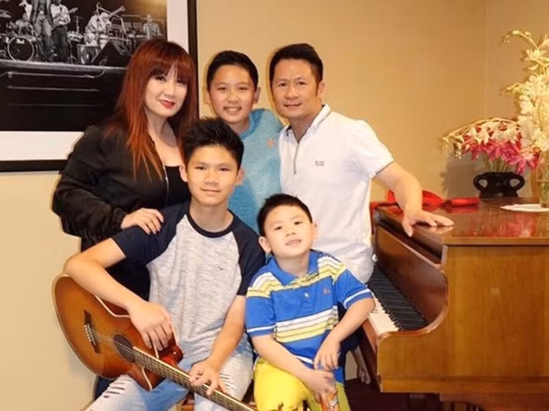 Mới đây, Bằng Kiều xác nhận có con trai thứ 4 với người mới. Trong cuộc phỏng vấn với Vietnamnet, anh cho biết, thời gian qua, anh và vợ cũ hạn chế đăng tải hình ảnh những lần hội ngộ vì các con, gia đình. "Với các con thì không sao, nhưng với vợ cũ cũng hơi ngại dù ai cũng biết mối quan hệ của tôi với cô ấy sau ly hôn như thế nào. Cô ấy có bạn mới, tôi cũng có bạn mới. Có thể bạn mới của cả hai không nghĩ gì nhưng những người xung quanh chúng tôi lại nghĩ thì sao", Bằng Kiều nói. Ảnh: VOV