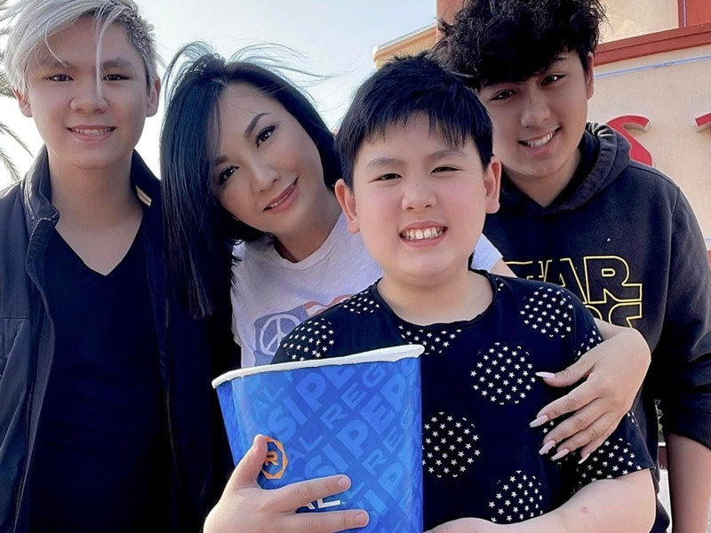 Phương Trinh có 3 người con trai đều lớn phổng phao. Ảnh: FBNV