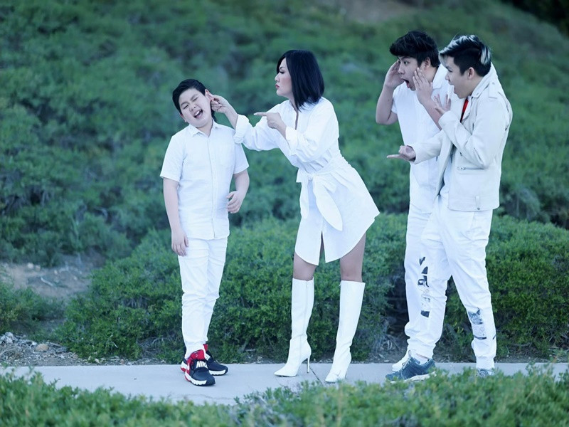 Hồi tháng 3/2022, vợ cũ của Bằng Kiều có phản ứng bất ngờ khi được bạn bè mai mối, khuyên đăng ảnh gợi cảm. Cô chia sẻ: "Có một chị bạn muốn giới thiệu mình cho một anh nào đó. Chị ấy nói, em đổi hình profile nào nhìn cho nó sexy tí, chứ nhìn vô Facebook thấy toàn hình con cái người ta sợ. Mình nghe vậy hết hồn nên liền đổi ngay hình này". Ảnh: FBNV