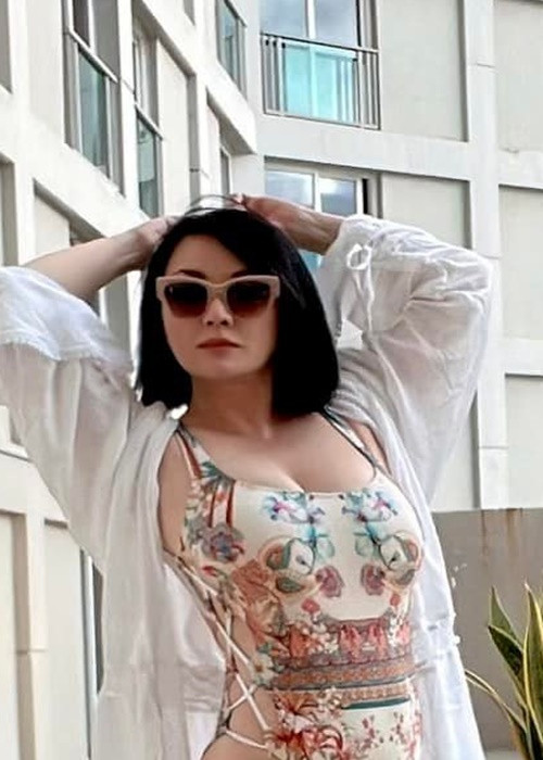 Bà mẹ 3 con tự tin khoe hình thể thon gọn trong trang phục áo tắm. Ảnh: FBNV