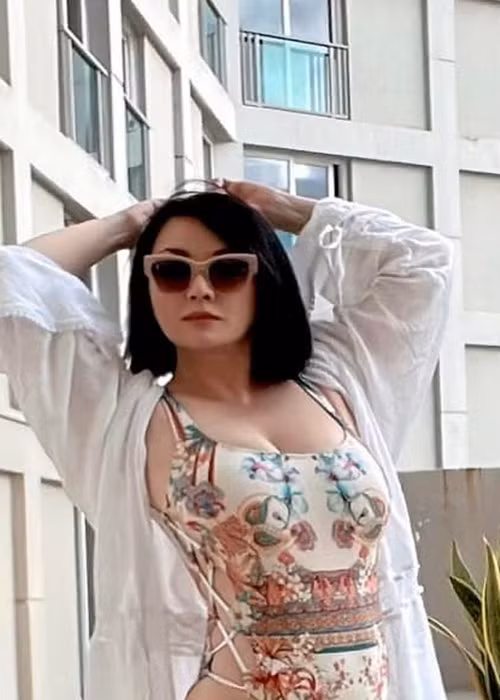 Bà mẹ 3 con tự tin khoe hình thể thon gọn trong trang phục áo tắm. Ảnh: FBNV