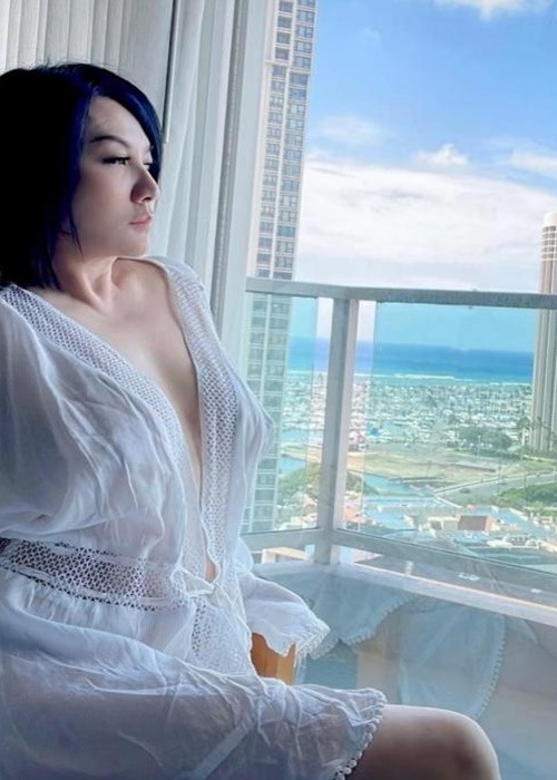 Vợ cũ của Bằng Kiều không ngần ngại đăng tải những hình ảnh táo bạo ở tuổi U60. Ảnh: Công lý và xã hội