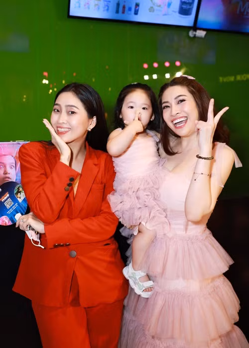 Pha Lê liên tục xuất hiện tại các sự kiện sau ca phẫu thuật thẩm mỹ.