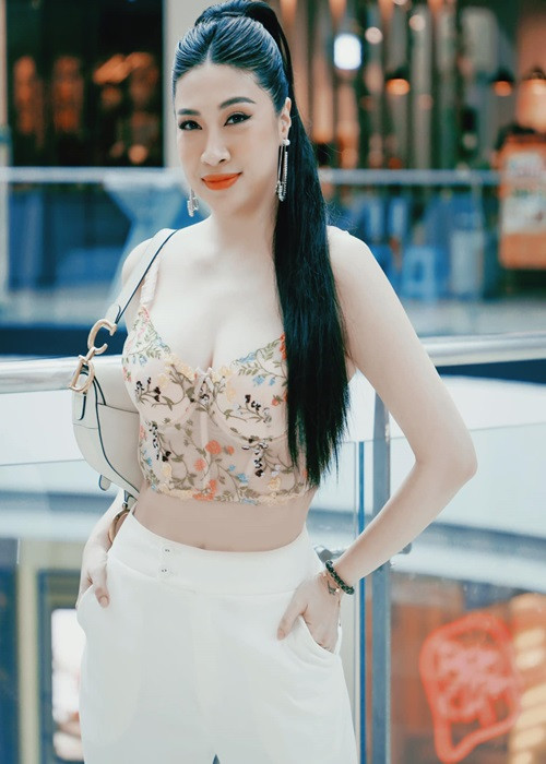 Nữ ca sĩ diện áo crop top khoe eo con kiến, vòng một căng tràn.