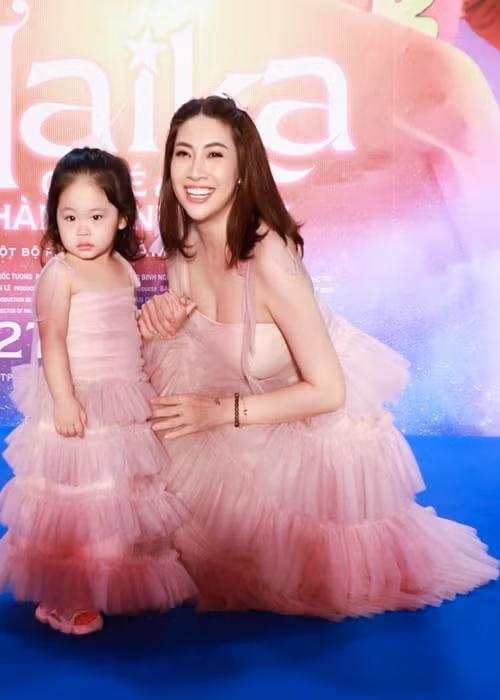 Nữ ca sĩ đưa con gái tham gia một sự kiện ra mắt phim.