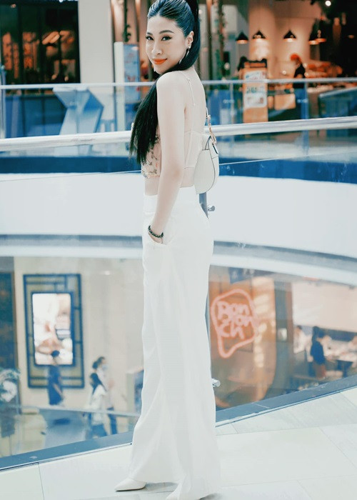 Pha Lê từng chia sẻ, gương mặt của cô vốn xinh nên không cần phẫu thuật thẩm mỹ.