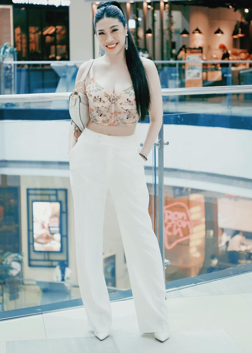 Vóc dáng của Pha Lê hiện tại thon gọn hơn so với trước khi dao kéo.