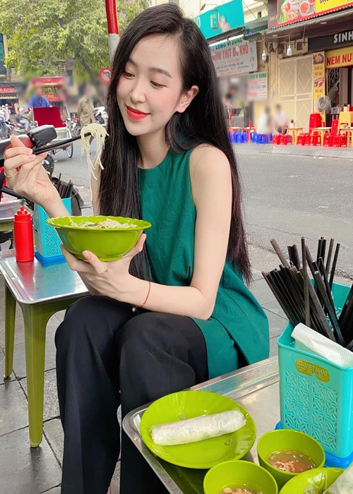 Trong cuộc phỏng vấn với Infonet, Kim Oanh cho biết, cô không ngại một người đã từng đổ vỡ hôn nhân. Nhưng một người hơn mình quá nhiều tuổi thì cô không sẵn sàng. Ảnh: FBNV